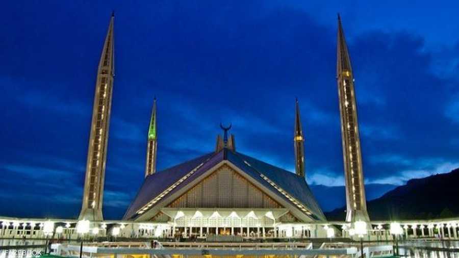 مسجد فيصل أحد العلامات المميزة لإسلام أباد، وأحد أكبر المساجد في العالم، وتم بناؤه بهذا الشكل الفريد على شكل الخيمة العربية، ولذا ليس له قبة.