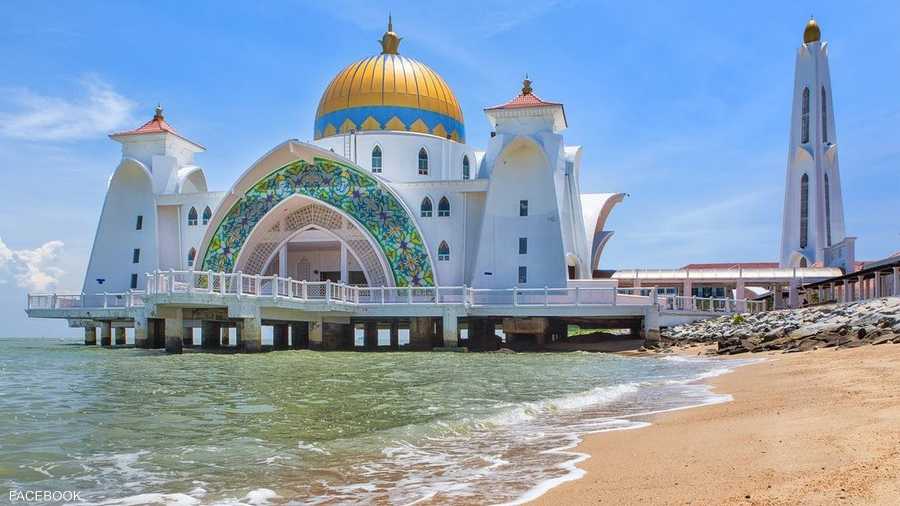 مسجد مضيق مالاكا الذي يبدو كما لو كان لوحة فنية أسطورية، وهو مبني على جزيرة اصطناعية بالقرب من مدينة مالاكا في ماليزيا.