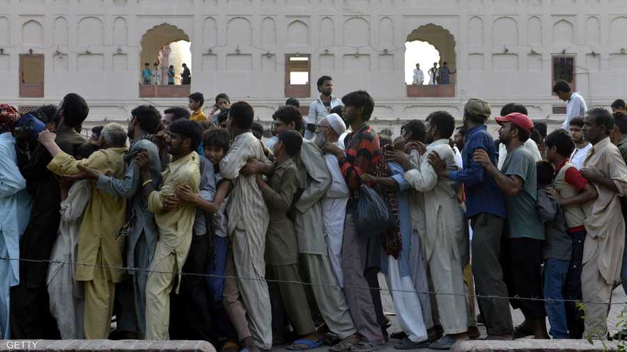 باكستانيون يتزاحمون في انتظار وجبة الإفطار