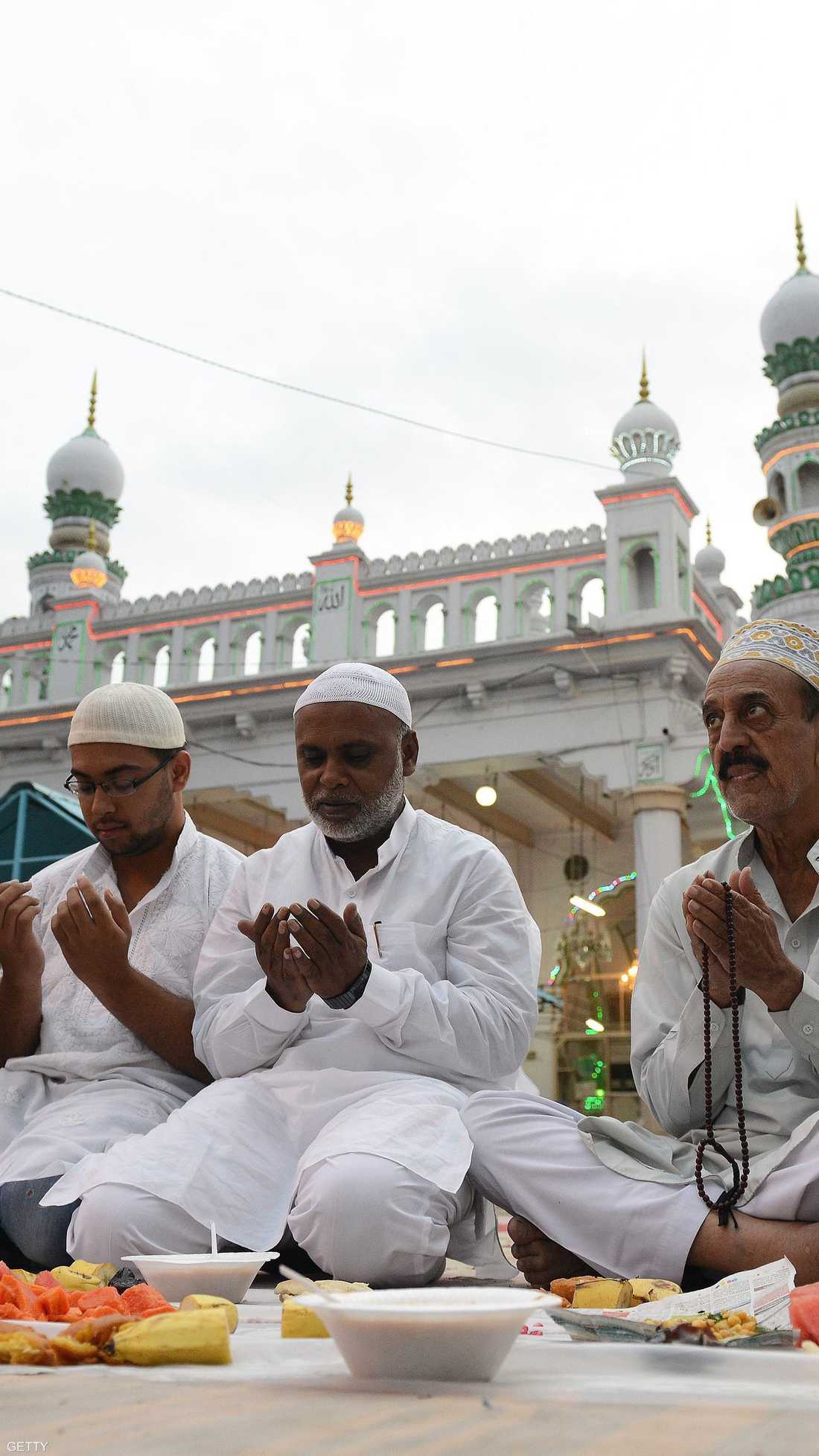 دعوات وابتهالات تسبق وجبة الإفطار