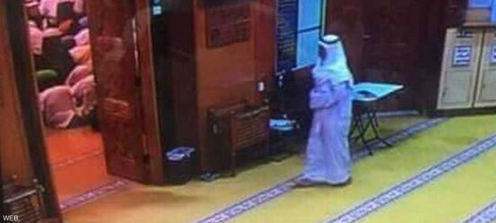 منفذ العملية الإرهابية في الكويت كما سجلته كاميرات المراقبة