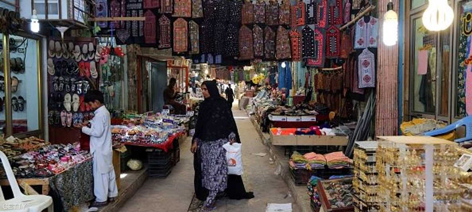 سيدة تتجول في أحد مراكز التسوق جنوبي إيران 