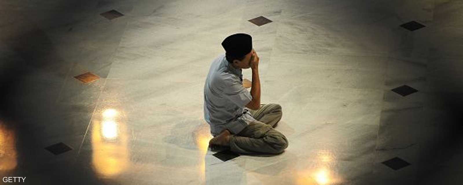 لحظة خشوع في أحد مساجد أندونيسيا