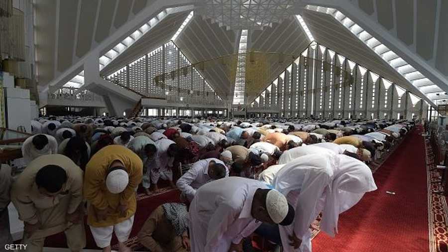 صلاة في مسجد فيصل في باكستان