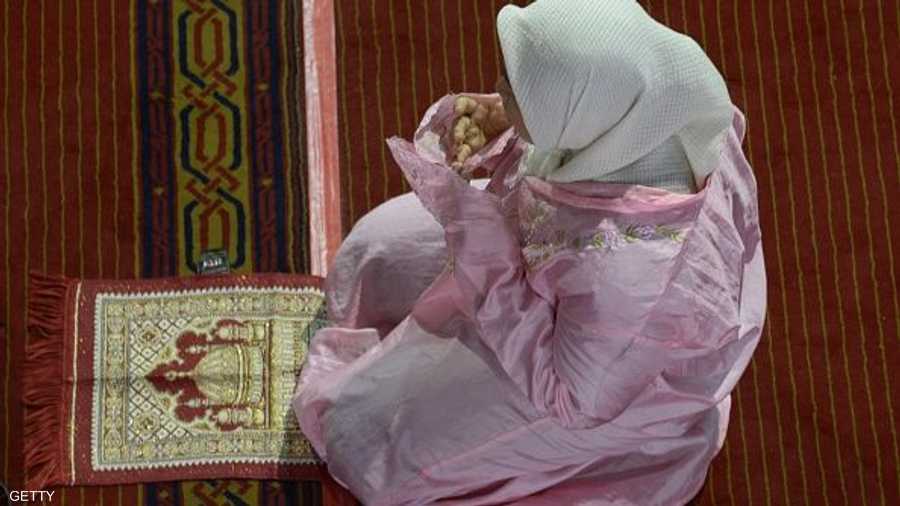 مسلمة في أندونيسيا ودعاء بعد صلاة المغرب في رمضان