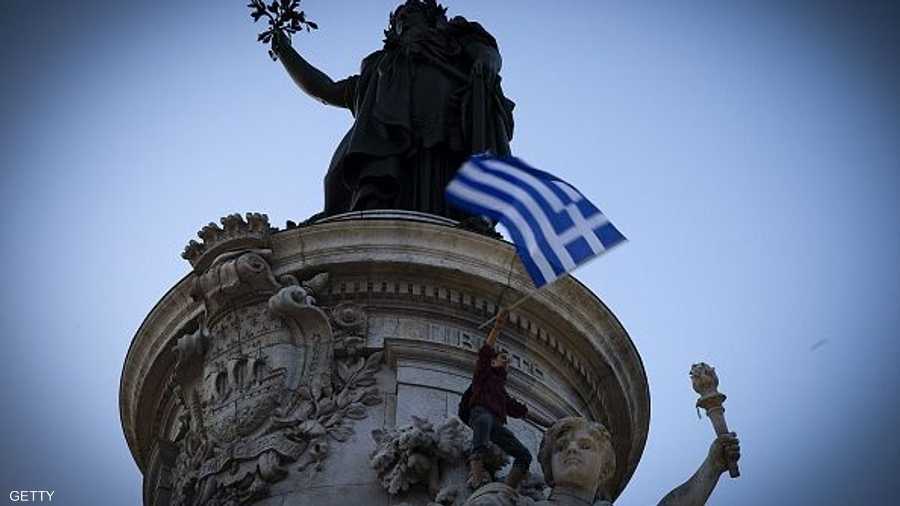 العلم اليوناني يرفرف في قلب أثينا