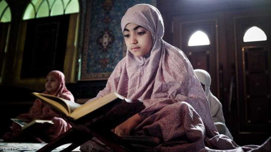 طفلة في البحرين تقرأ ما تيسر لها من آيات الذكر الحكيم