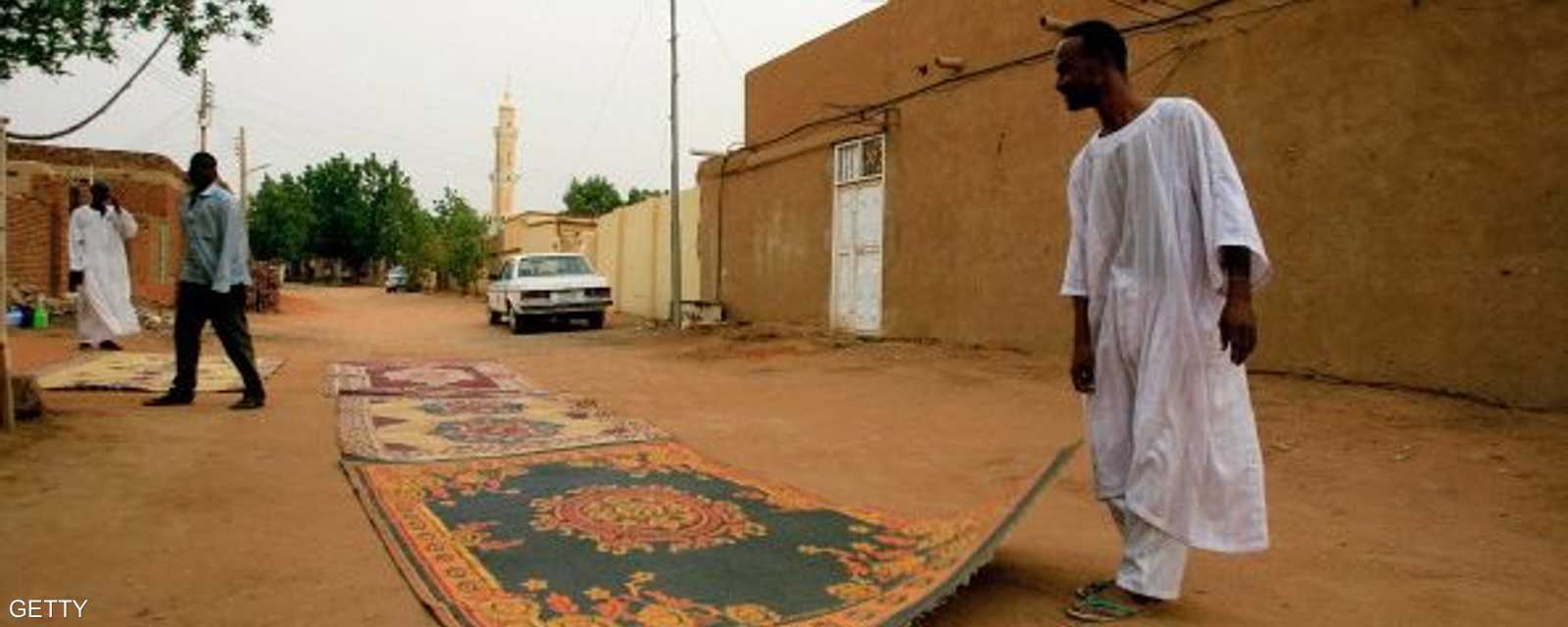 الإفطار في الساحات والطرق العامة من العادات الاجتماعية المميزة في السودان