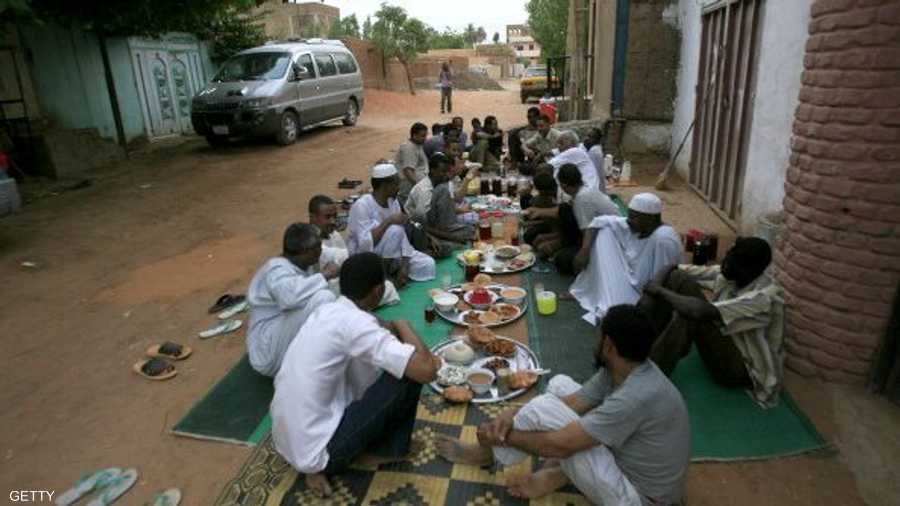 الإفطار الجماعي عادة يسعى السودانيون للحفاظ عليها رغم الظروف الصعبة