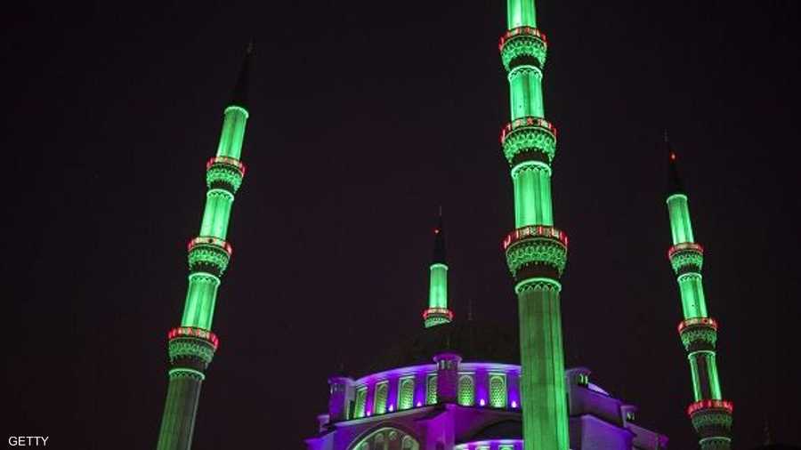 مسجد نيزامي يضيء أنواره في ليالي رمضان