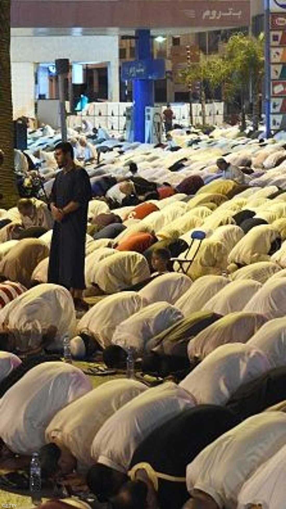 جباه ساجدة خلال صلوات تراويح الأيام الأخيرة في رمضان حيث يتحرى المصلون ليلة القدر