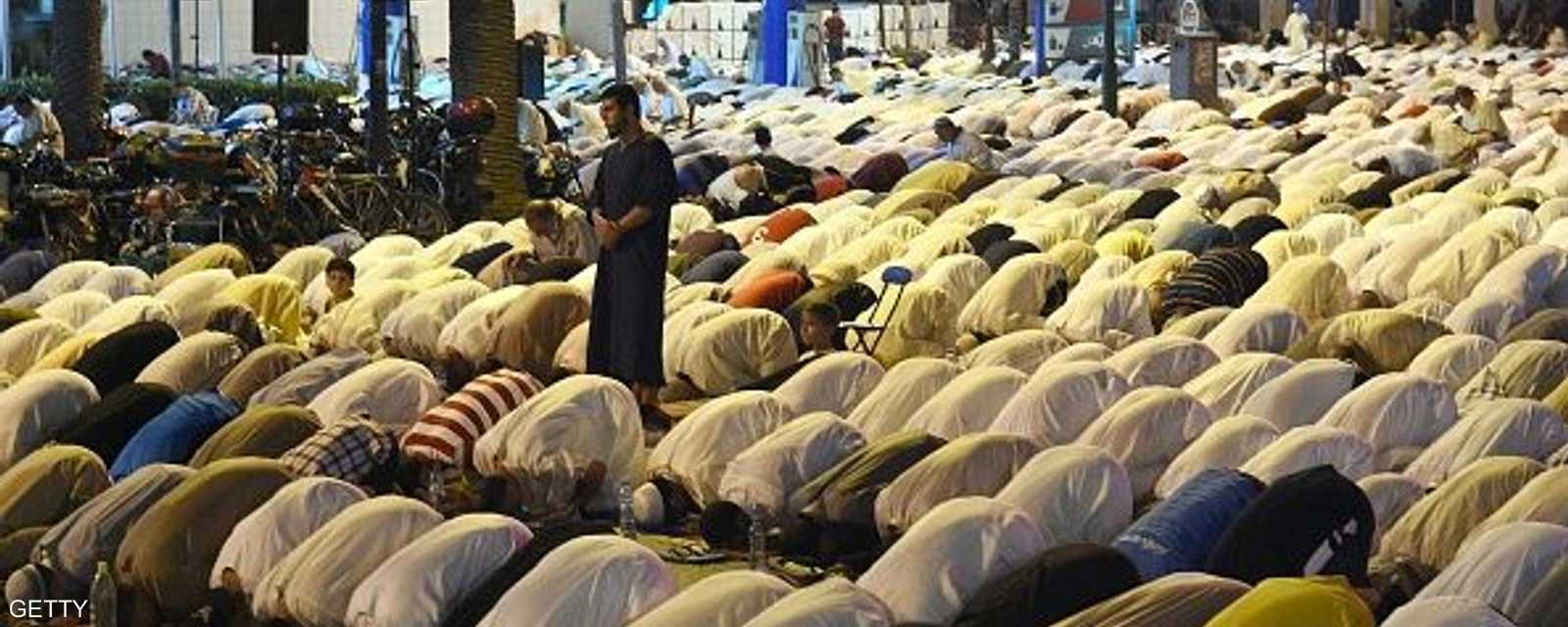 جباه ساجدة خلال صلوات تراويح الأيام الأخيرة في رمضان حيث يتحرى المصلون ليلة القدر