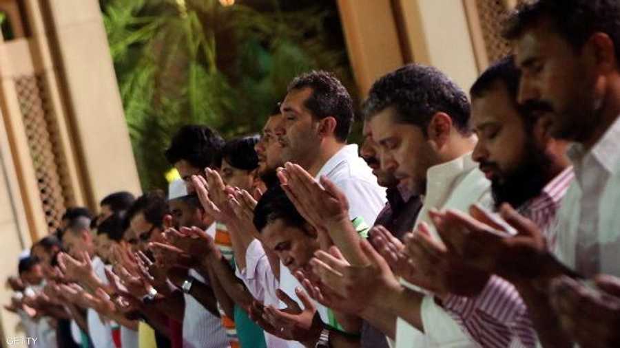 تضرع وخشوع بينما يقترب الشهر المبارك من نهايته