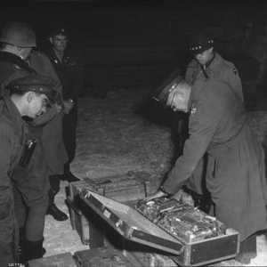 أرشيفية توضح عثور جنود الحلفاء على أثار ذهبية ألمانية