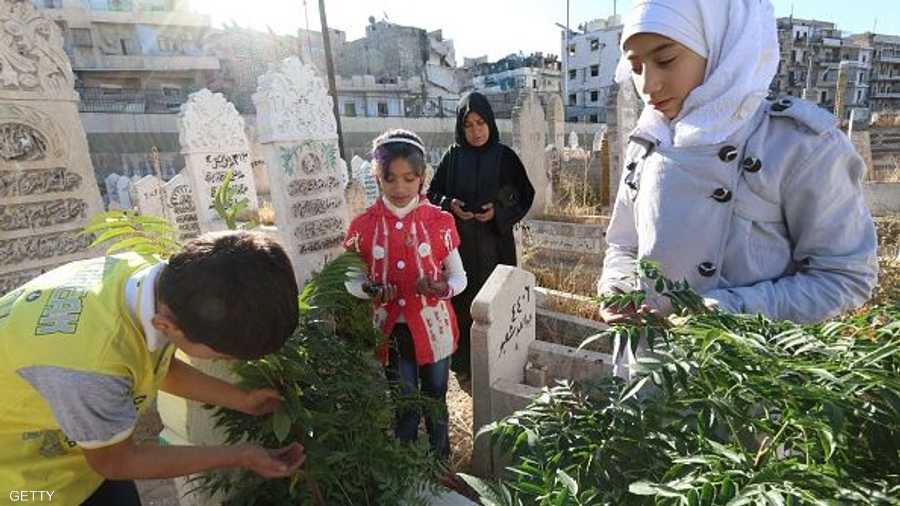 زيارة القبور ووضع شتلات الآس عادة يحافظ عليها السوريون في العيد