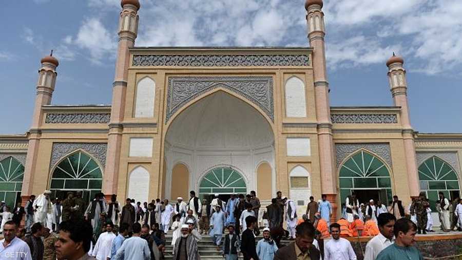 أفغانيون يخرجون من المسجد بعد انتهاء صلاة العيد