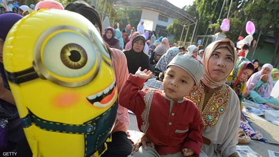 أندونيسيون يؤدون صلاة عيد الفطر