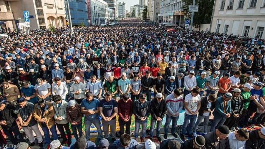 عشرات الآلاف يؤدون صلاة العيد في موسكو عاصمة روسيا الاتحادية