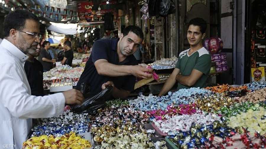 فلسطيني يبيع حلوى العيد في سوق مدينة غزة 