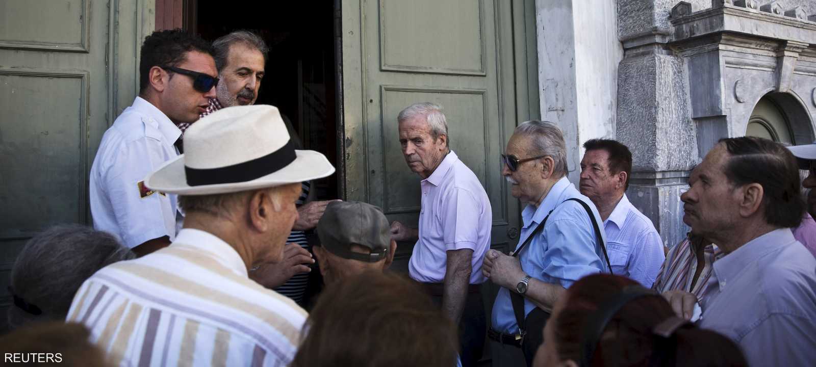 طوابير اليونانيين أمام أبواب البنوك