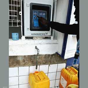 سعر الـ 20 لترا من ماء الشرب يساوي نصف شلن كيني