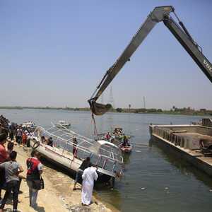 المركب كان يقل عشرات الأشخاص.