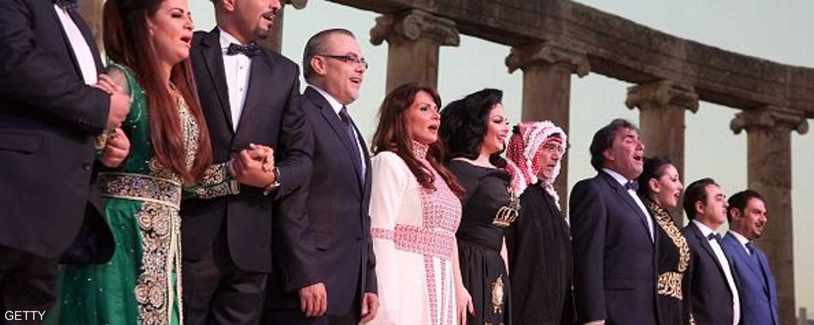 فنانون أردنيون على خشبة المسرح خلال حفل افتتاح الدورة 30 لمهرجان جرش 