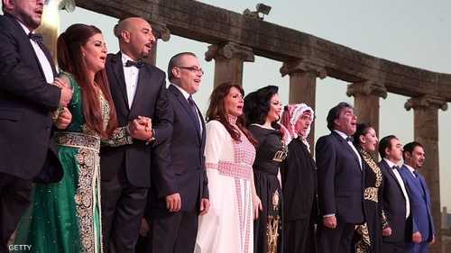 فنانون أردنيون على خشبة المسرح خلال حفل افتتاح الدورة 30 لمهرجان جرش 