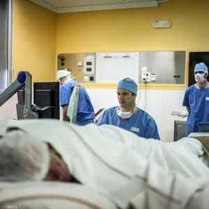 أطباء يتابعون حالة مريض بسرطان البروستاتا