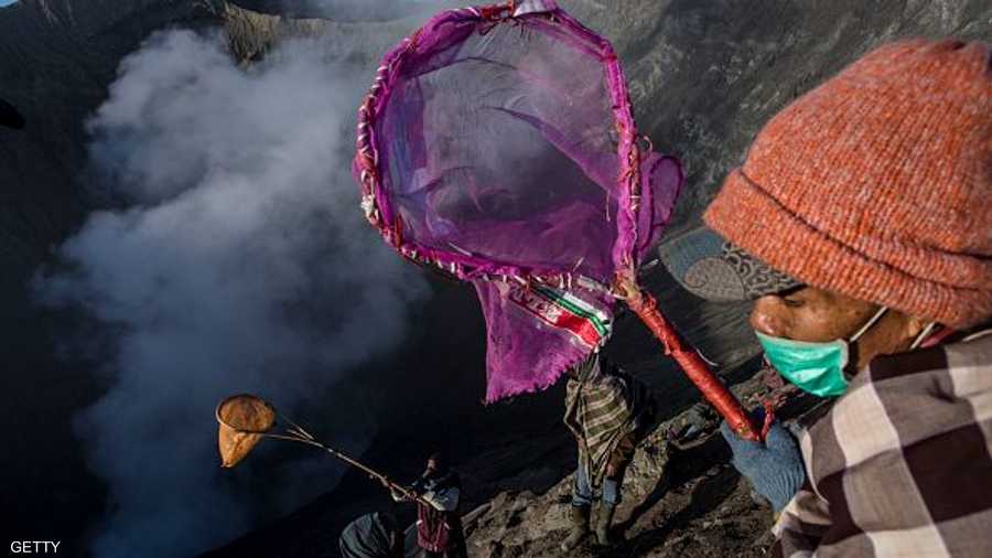فلاحون يصطادون ما سيقدمونه من قرابين قرب فوهة بركان جبل ربومو في إندونيسيا 
