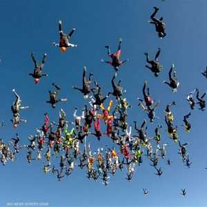 وقعت الحادثة في كولورادو بعد يوم من مقتل اثنين من مغامري القفز بالمظلة في كاليفورنيا