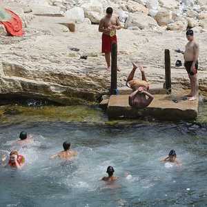 موجة الحر دفعت باللبنانيين إلى البحر