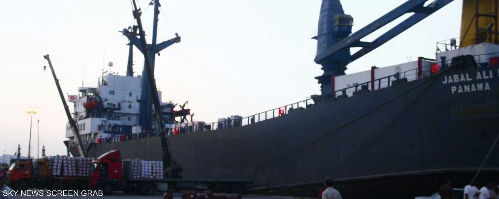 سفينة مساعدات تصل إلى ميناء عدن