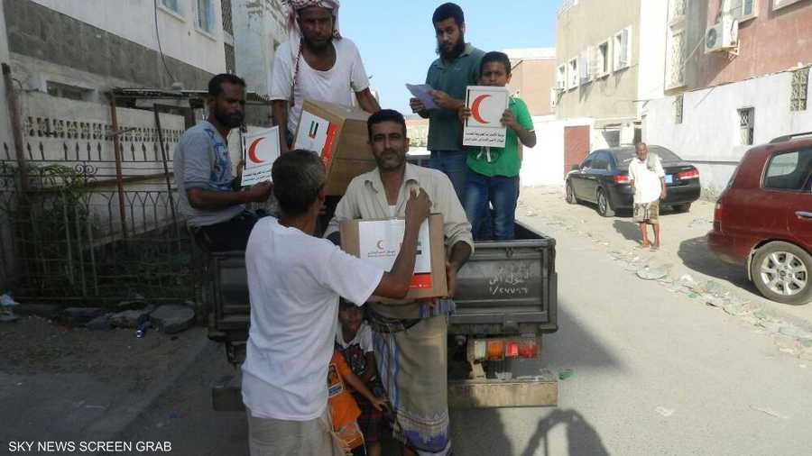 يمنيون يتسلمون مساعدات من التحالف