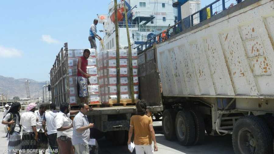 قافلة من الشاحنات لتوصيل المساعدات إلى المحتاجين في اليمن