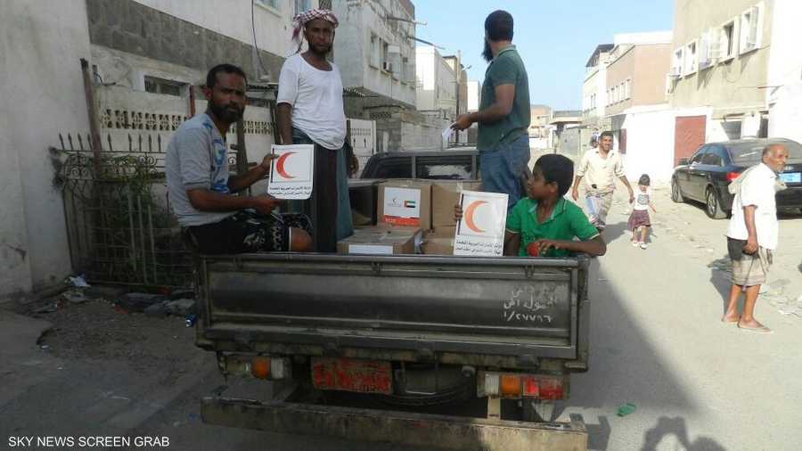 يمنيون فرحون بالمساعدات التي وصلتهم من التحالف
