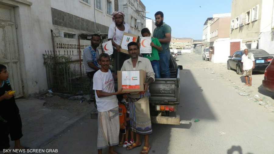 يمنيون فرحون بالمساعدات