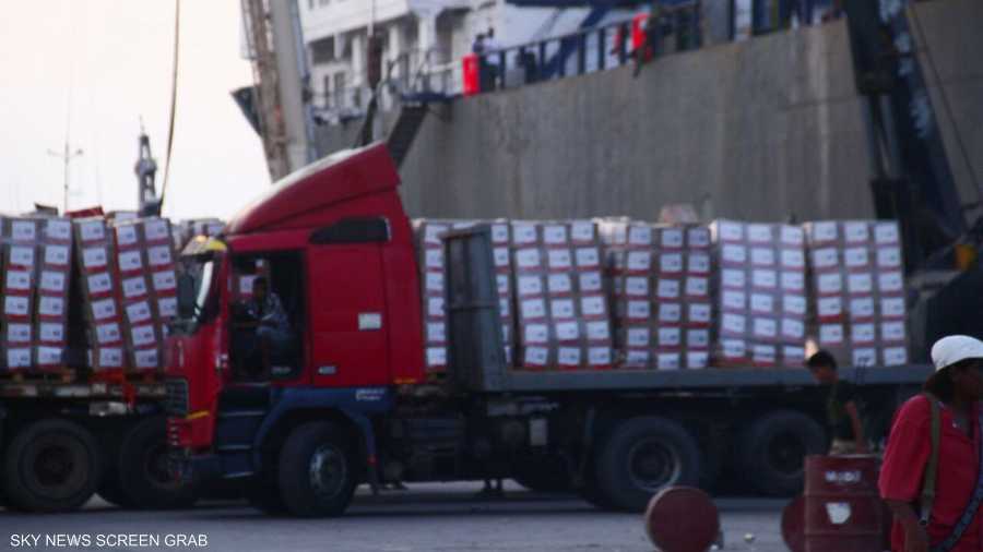 إحدى شاحنات توزيع المساعدات في عدن