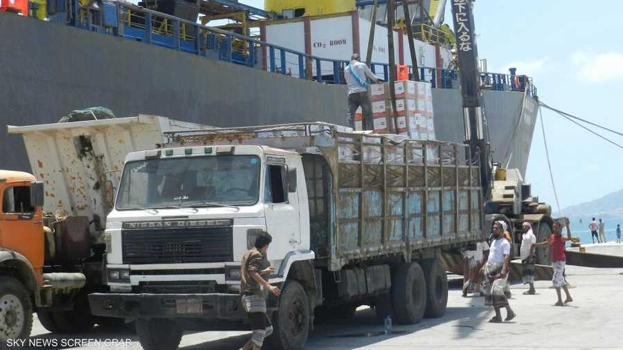 إحدى شاحنات توزيع المساعدات إلى مدن اليمن