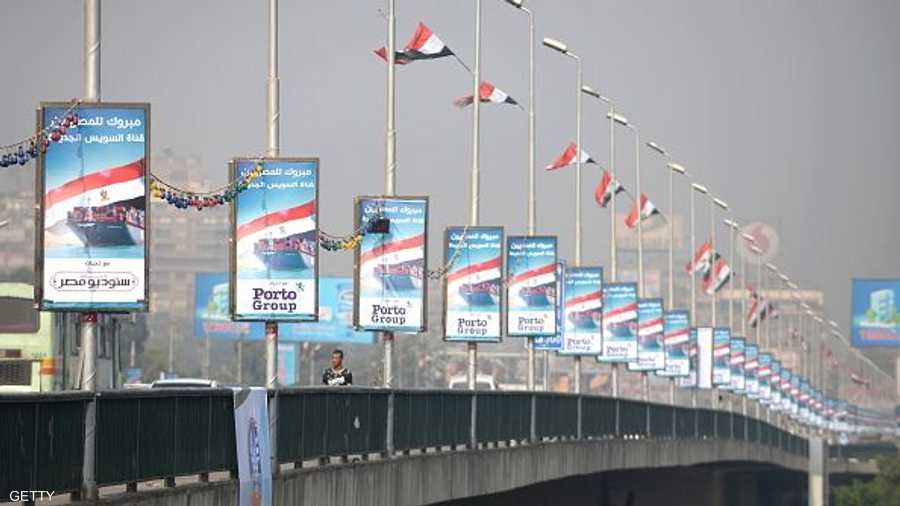 علقت أعلام ولافتات ضخمة على المباني الحكومية وفنادق وسط القاهرة
