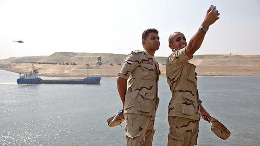 وسيلفي لعنصرين من الجيش المصري على ضفاف قناة السويس