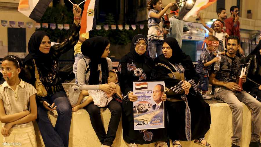 رحب كثير من المصريين بالقناة الجديدة ونزلوا إلى الميادين للاحتفال 