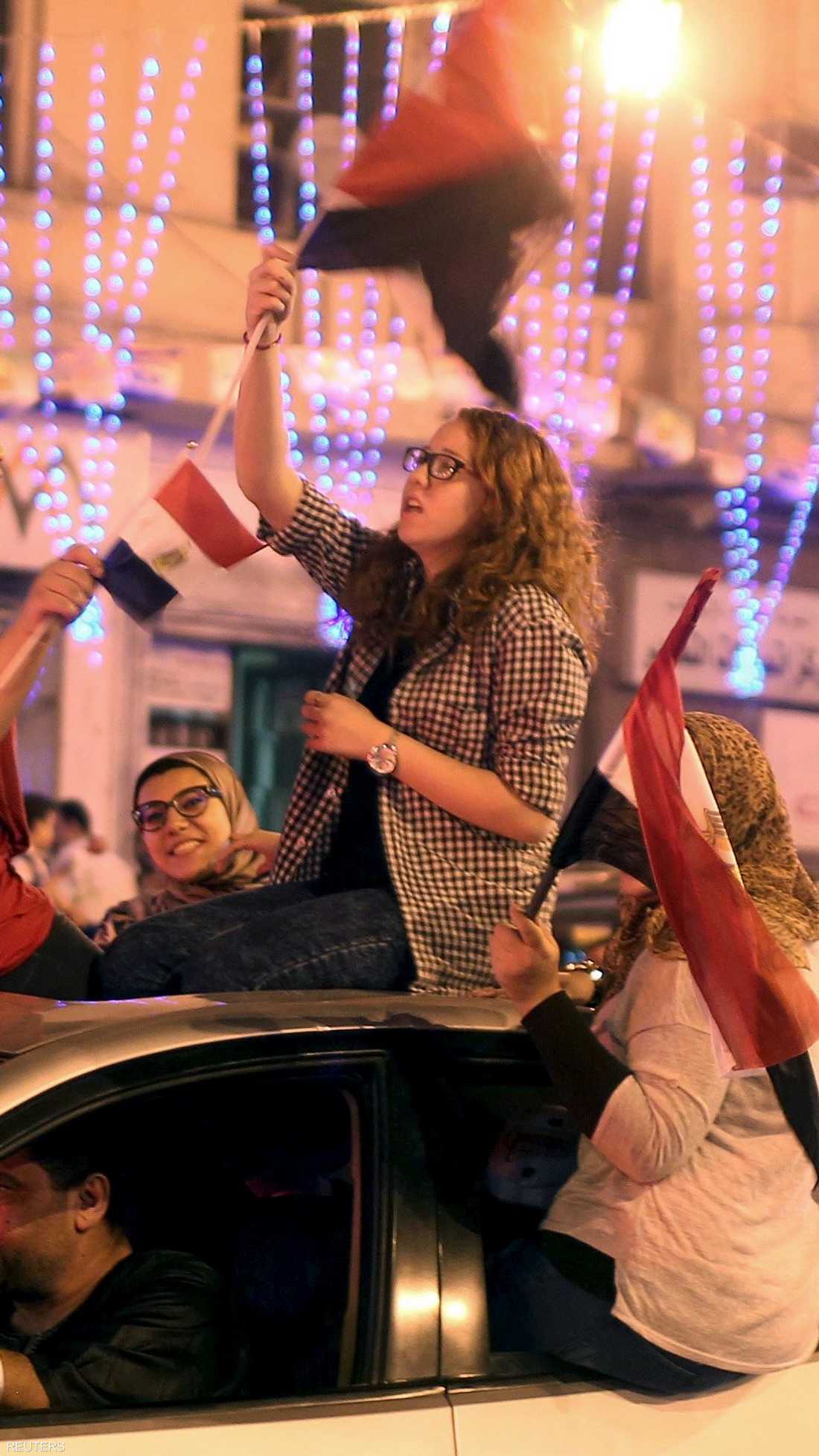 فتيات يلوحن بالعلم في ميدان التحرير احتفالا بافتتاح القناة الجديدة 
