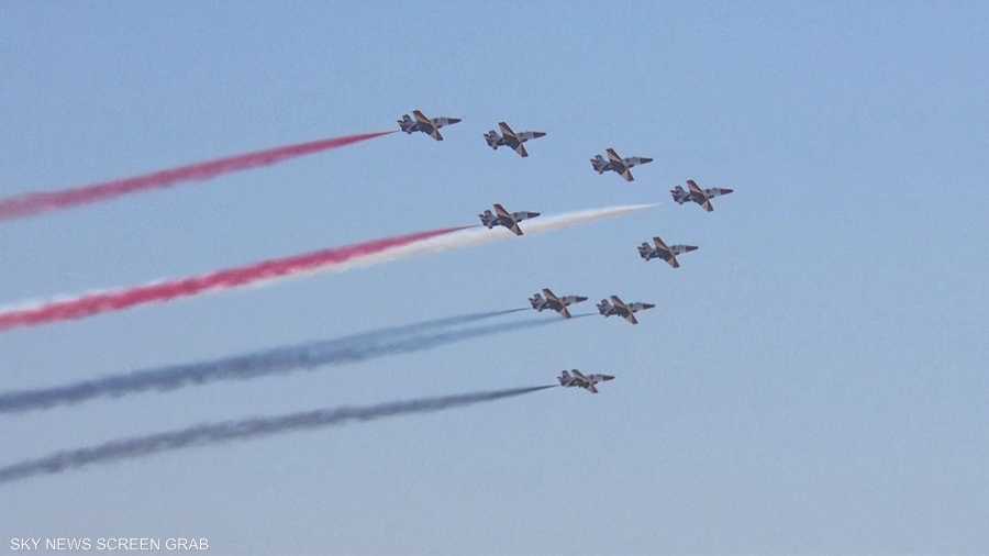 طائرات ترسم العلم المصري في قناة السويس الجديدة