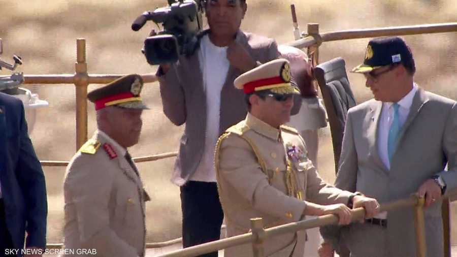 الرئيس السيسي رفقة وزير الدفاع خلال مراسم افتتاح القناة الجديدة.