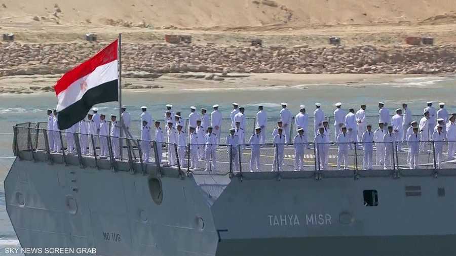 العلم المصري يرفرف على إحدى السفن خلال مراسم الافتتاح