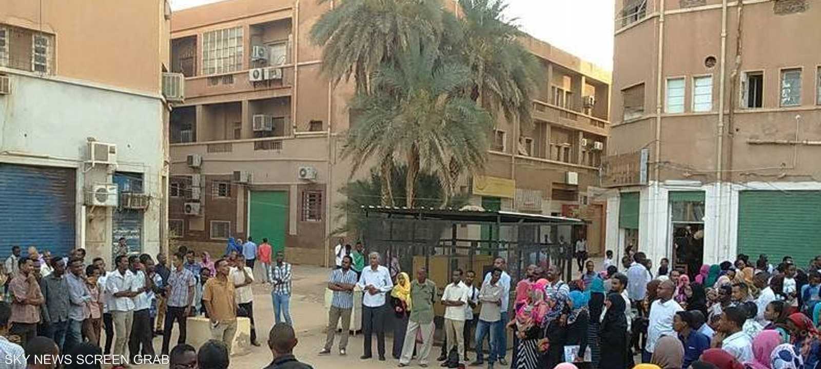 الساحات باتت تستقبل "الأمسيات الشعرية".