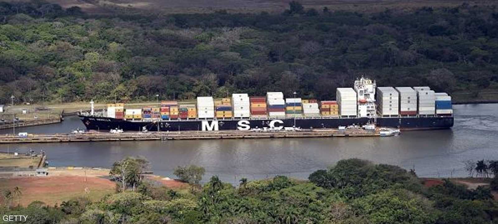 إحدى السفن خلال عبورها في قناة بنما