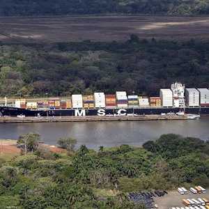 إحدى السفن خلال عبورها في قناة بنما