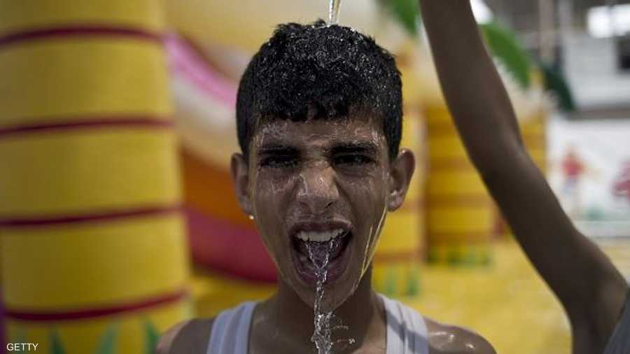 طفل فلسطيني في غزة.. وسعادة بسكب ماء بارد على رأسه